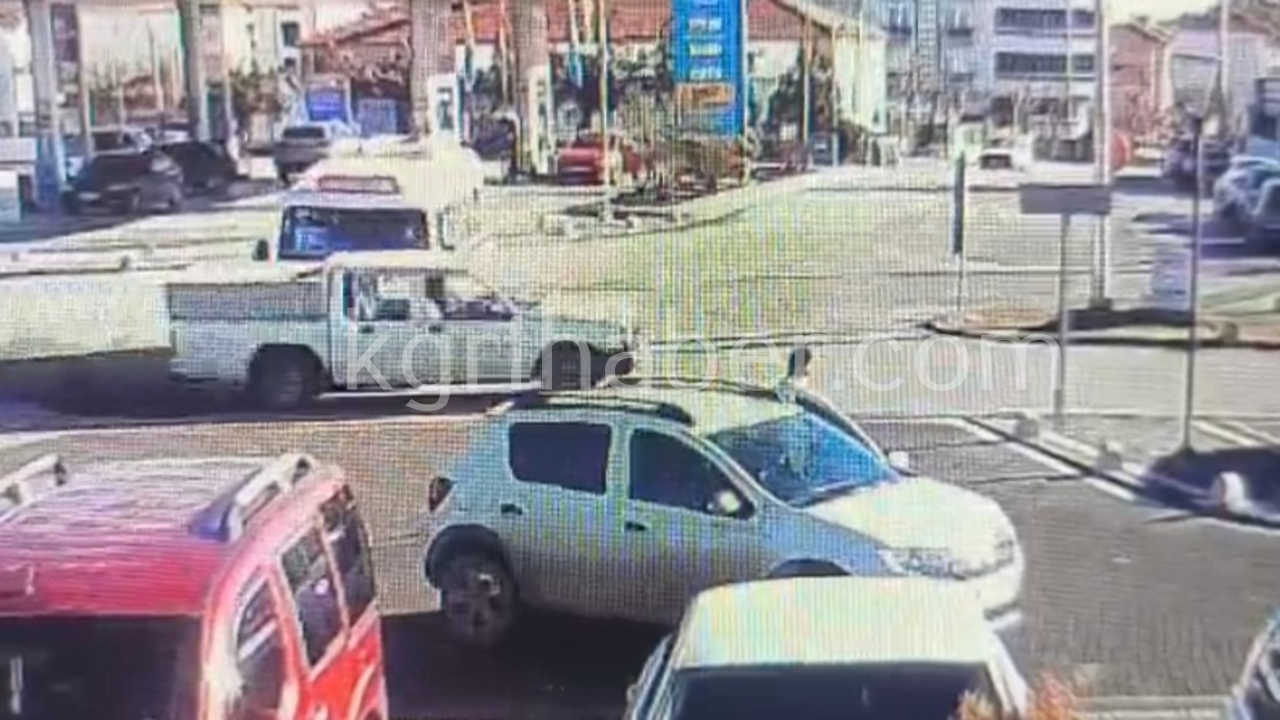 Yasli Surucunun Koyden Cenazeye Giderken Karistigi Kaza Kamerada9