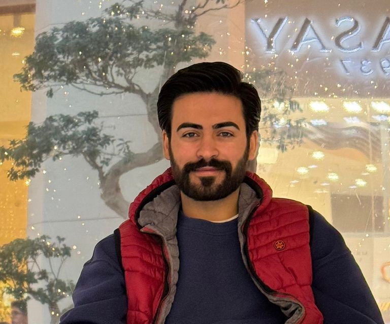 27 Yasindaki Genc Sirra Kadem Basti5