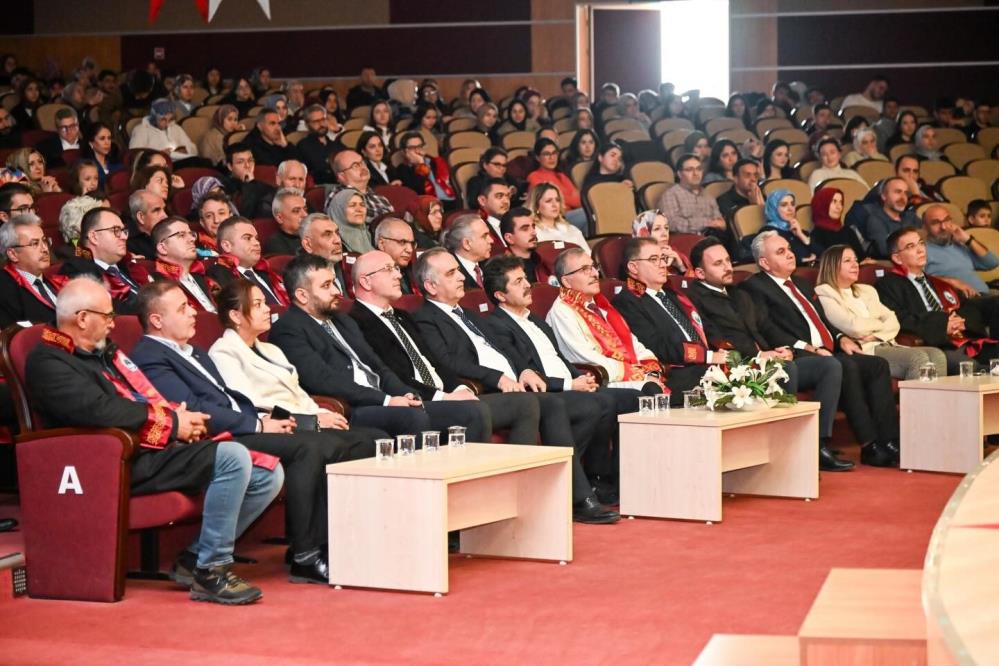 Akademik Yukselisin Gurur Gunu Kmude Cubbe Giyme Toreni (2)