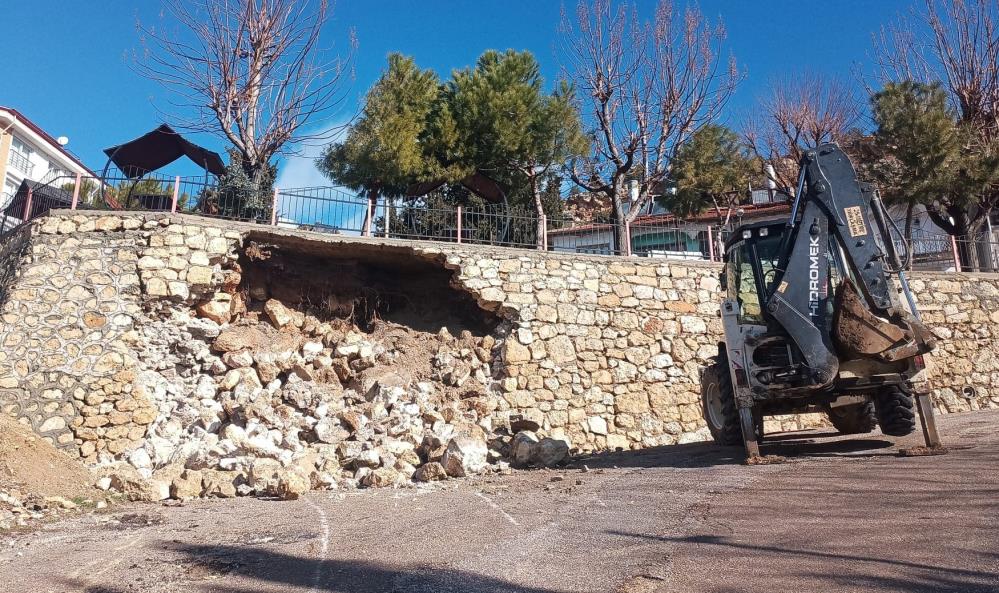 Ermenekte Seyir Terasinin Istinat Duvari Goctu1