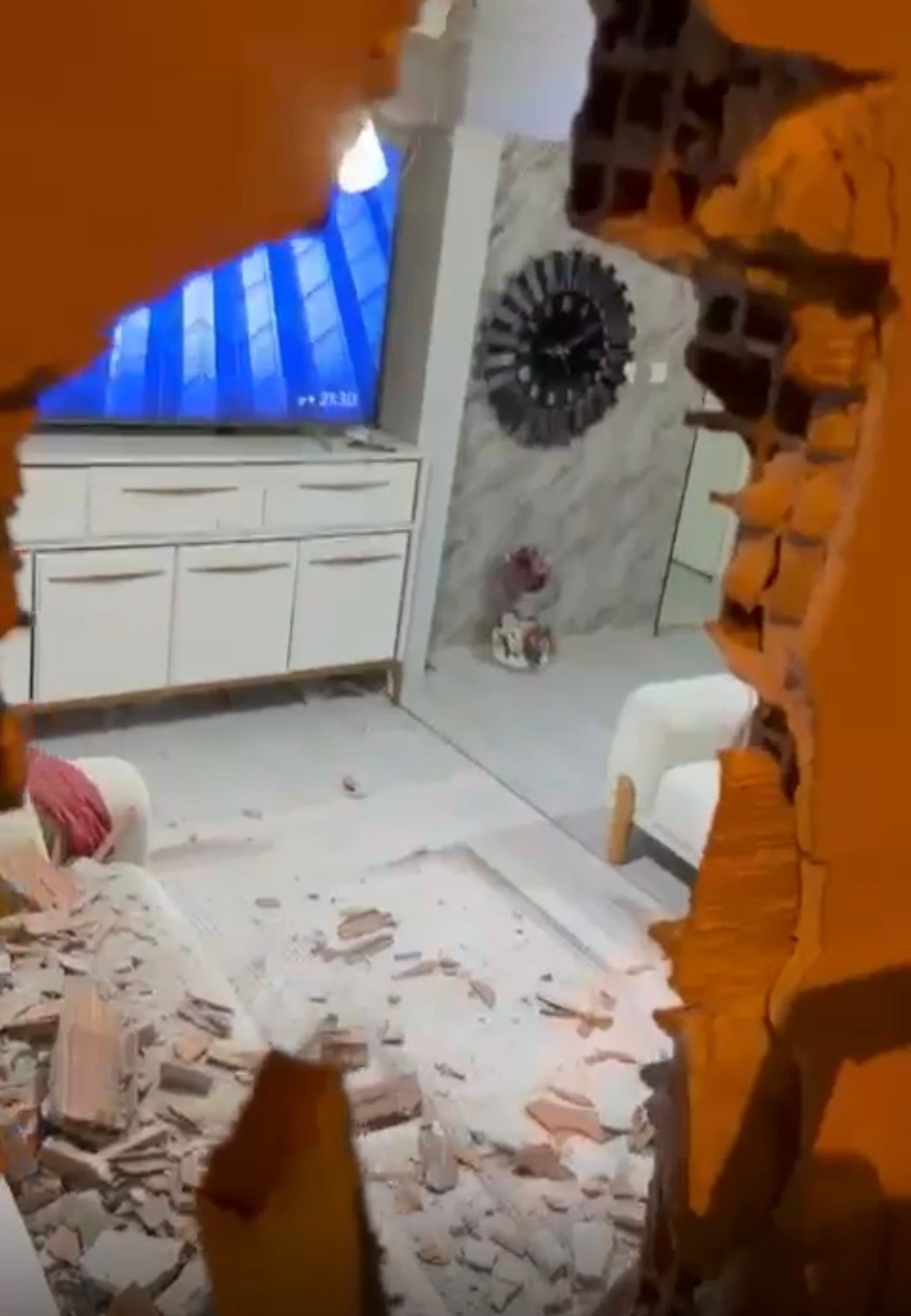 Evinde Otururken Kamyonet Carpti Duvarin Altinda Kaldi (1)