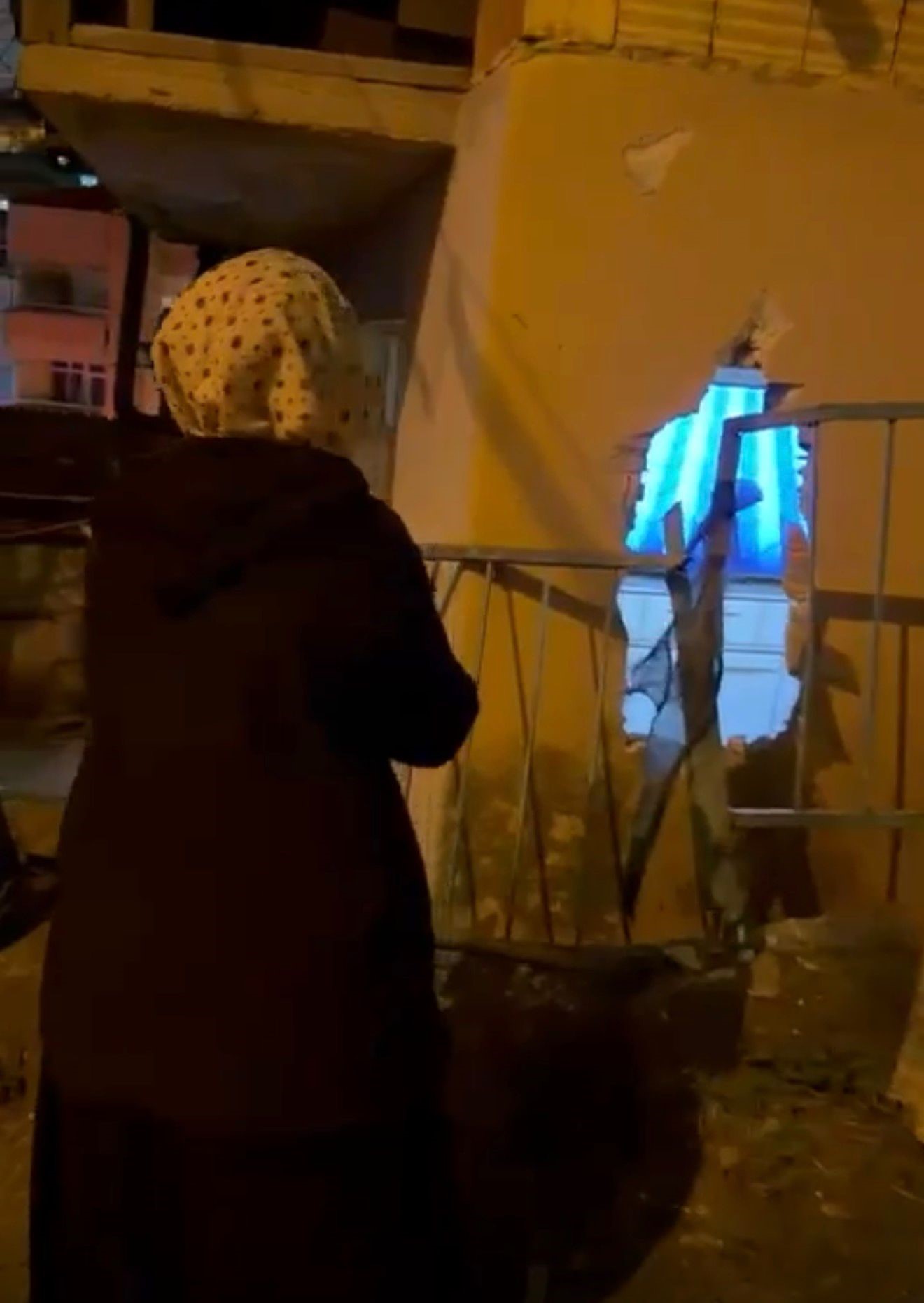 Evinde Otururken Kamyonet Carpti Duvarin Altinda Kaldi (2)