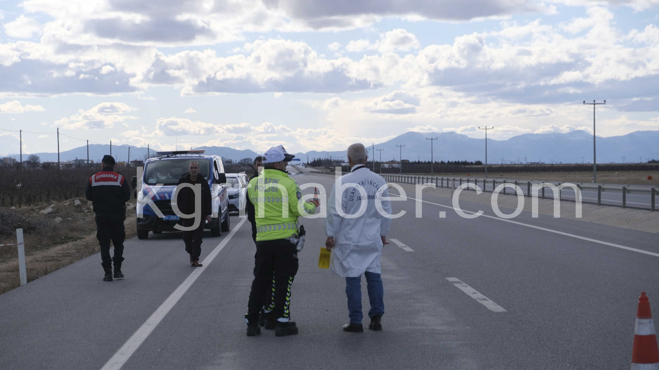Gelincik Otu Toplarken Yola Cikan Yasli Kadina Otomobil Carpti 1 Olu (1)