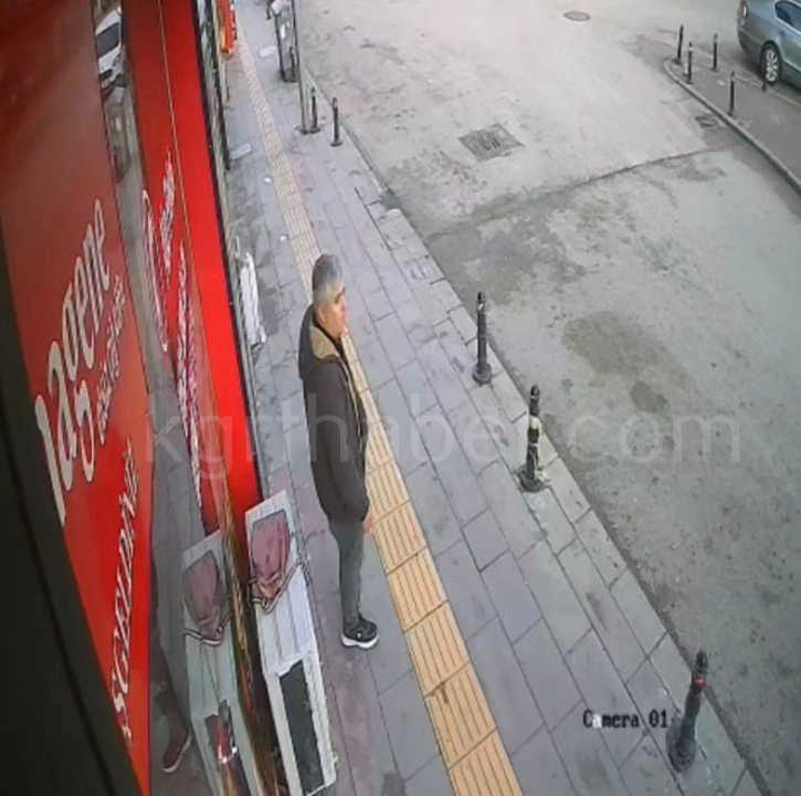 Imamin Sahibi Gelir Diye Biraktigi Cantayi Kasla Goz Arasinda Caldilar3