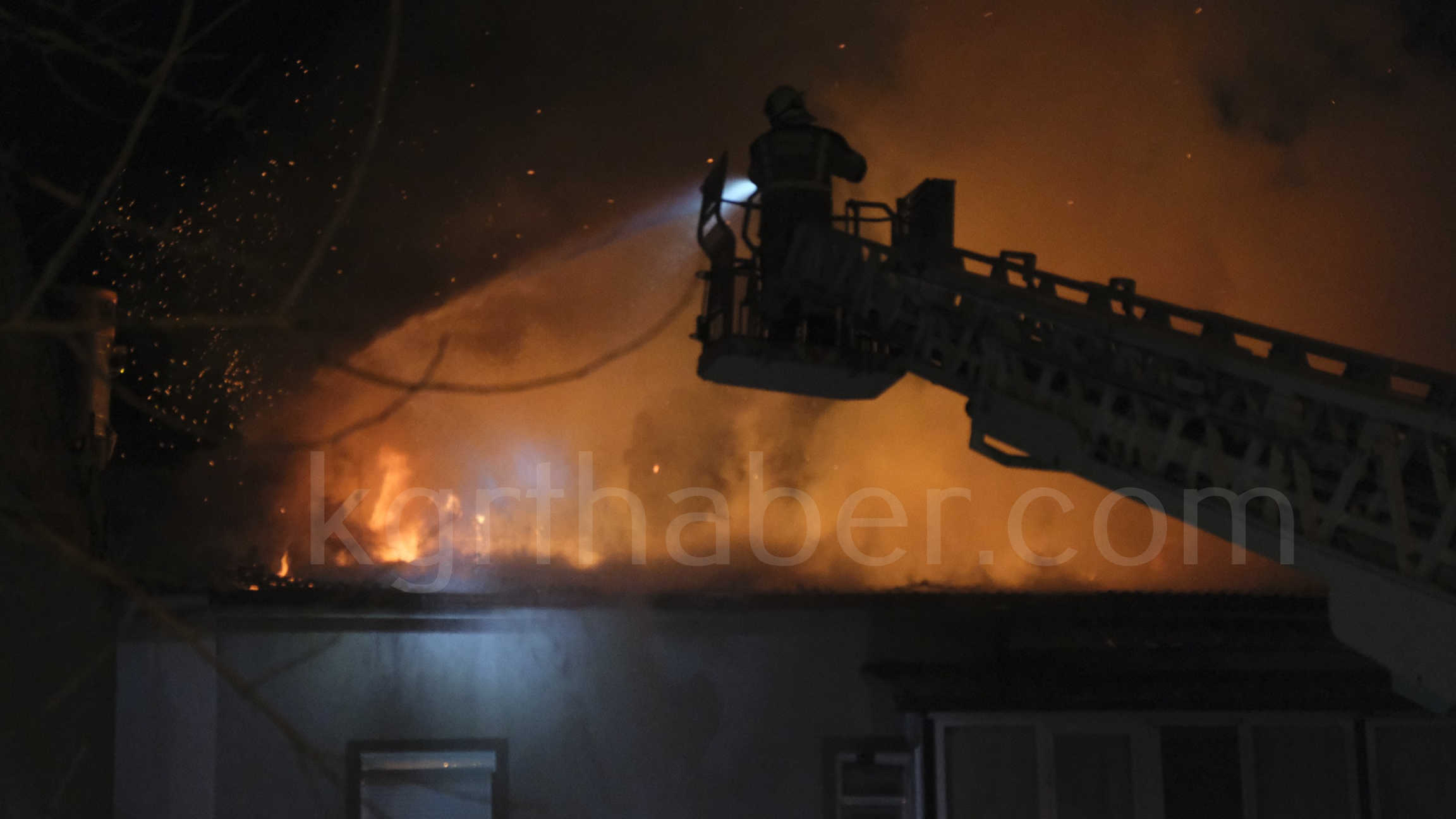 Karamanda Aksam Saatlerinde Korkutan Yangin5