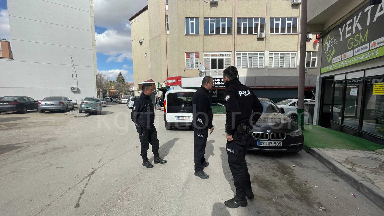 Karamanda Bicakli Kavga Yan Baktin Dedi Bacagindan Bicakladi0