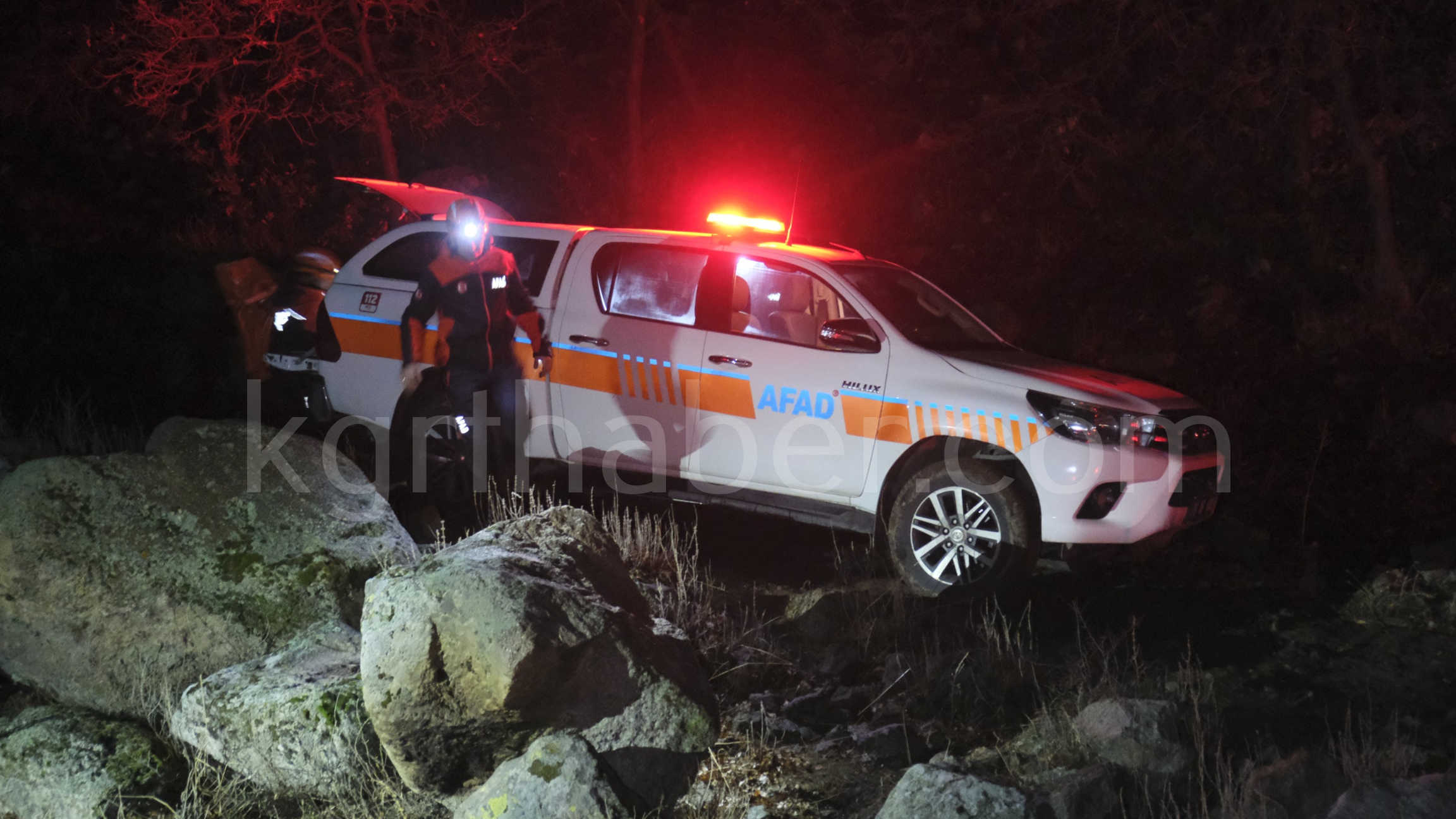 Karamanda Define Ararken Ip Koptu 25 Metrelik Sarnicta Mahsur Kaldilar2