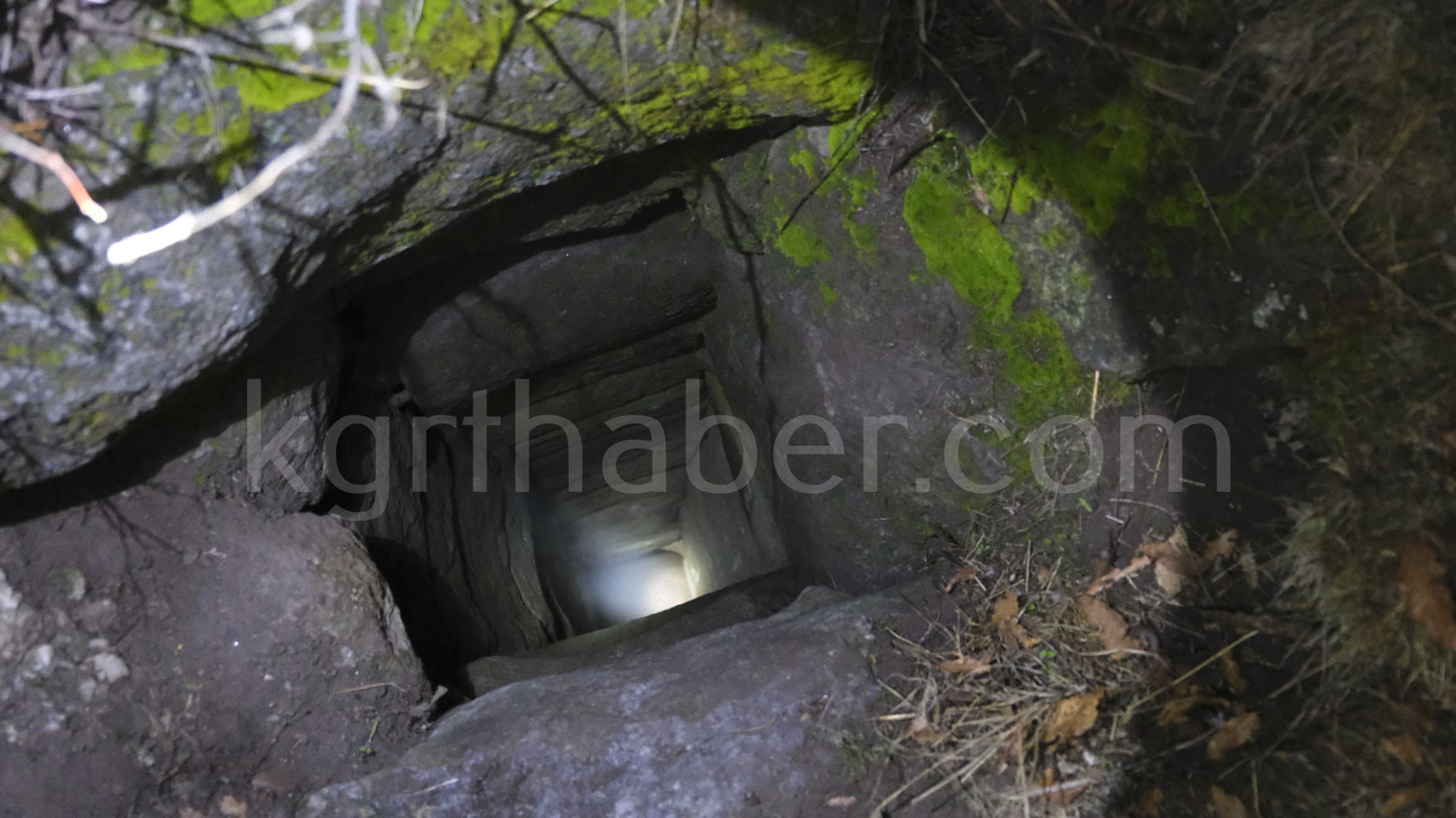 Karamanda Define Ararken Ip Koptu 25 Metrelik Sarnicta Mahsur Kaldilar5