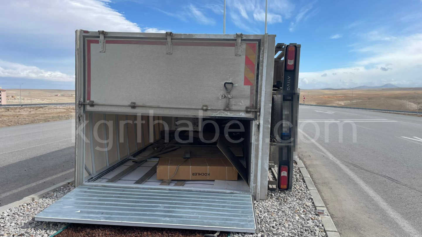 Karamanda Firtina Hayati Felc Etti Kamyonet Devrildi Saat Kulesi Yikildi10