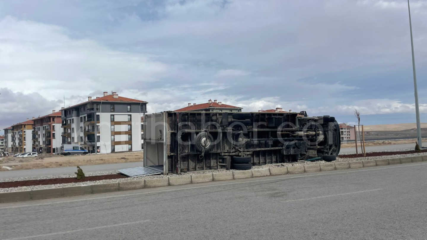 Karamanda Firtina Hayati Felc Etti Kamyonet Devrildi Saat Kulesi Yikildi11