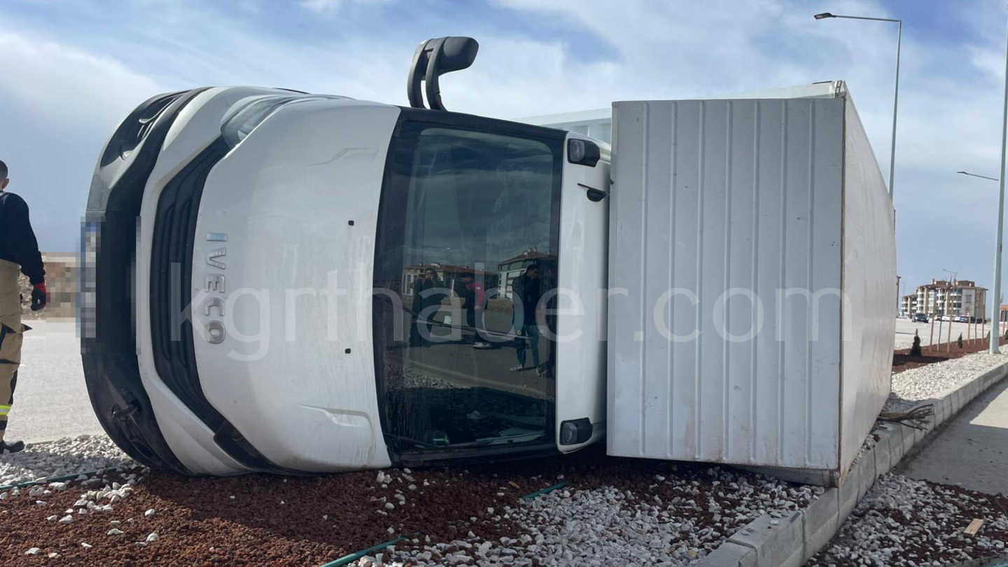 Karamanda Firtina Hayati Felc Etti Kamyonet Devrildi Saat Kulesi Yikildi12