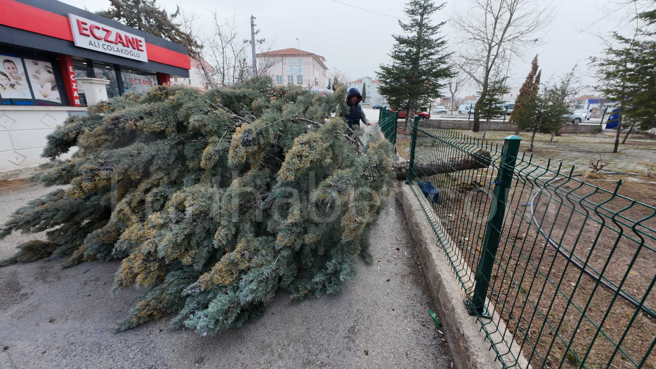 Karamanda Firtina Hayati Felc Etti Kamyonet Devrildi Saat Kulesi Yikildi16