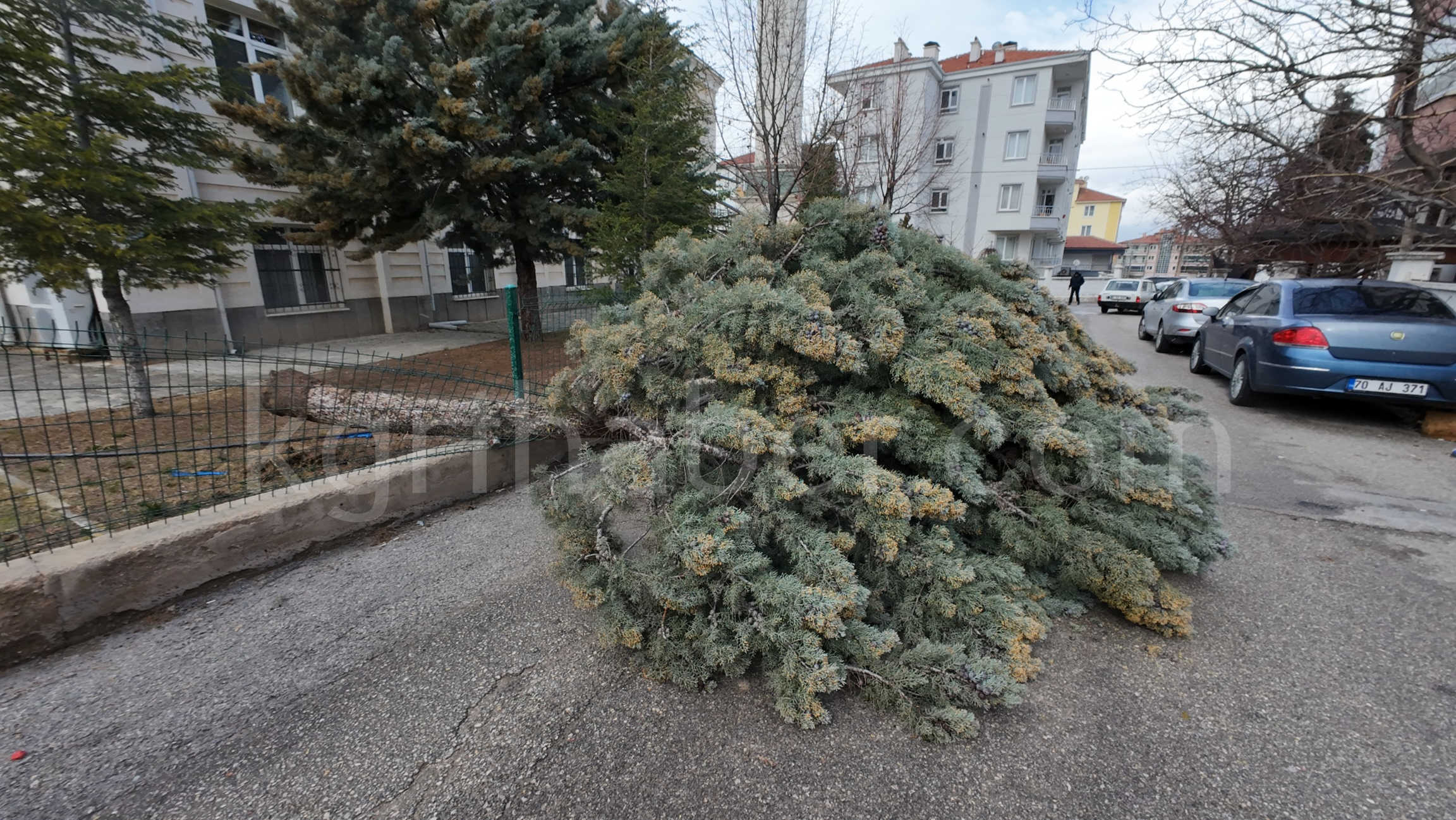Karamanda Firtina Hayati Felc Etti Kamyonet Devrildi Saat Kulesi Yikildi17