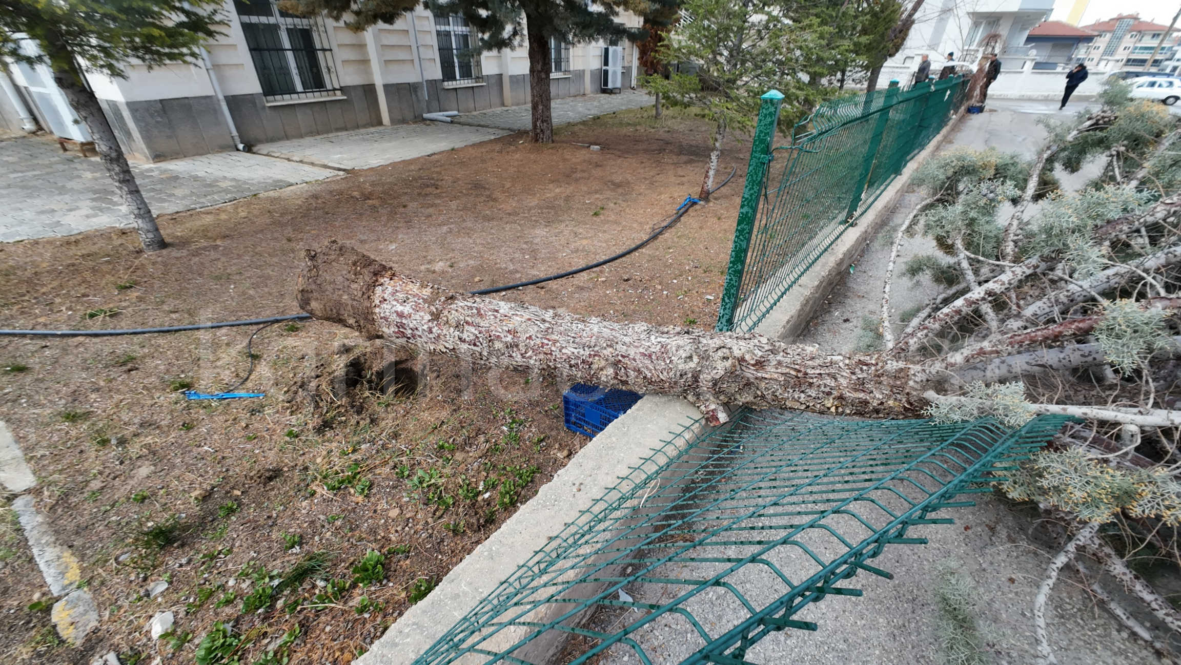 Karamanda Firtina Hayati Felc Etti Kamyonet Devrildi Saat Kulesi Yikildi18