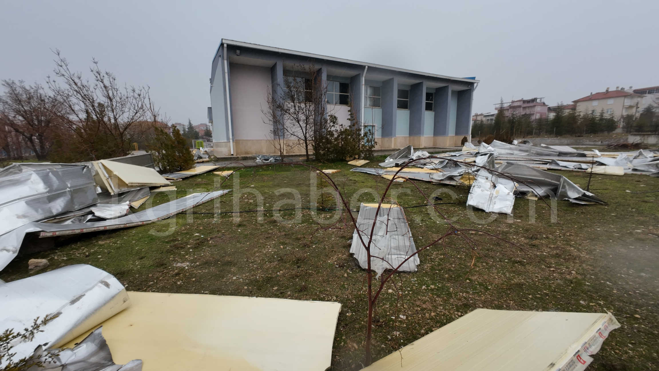 Karamanda Firtina Hayati Felc Etti Kamyonet Devrildi Saat Kulesi Yikildi19