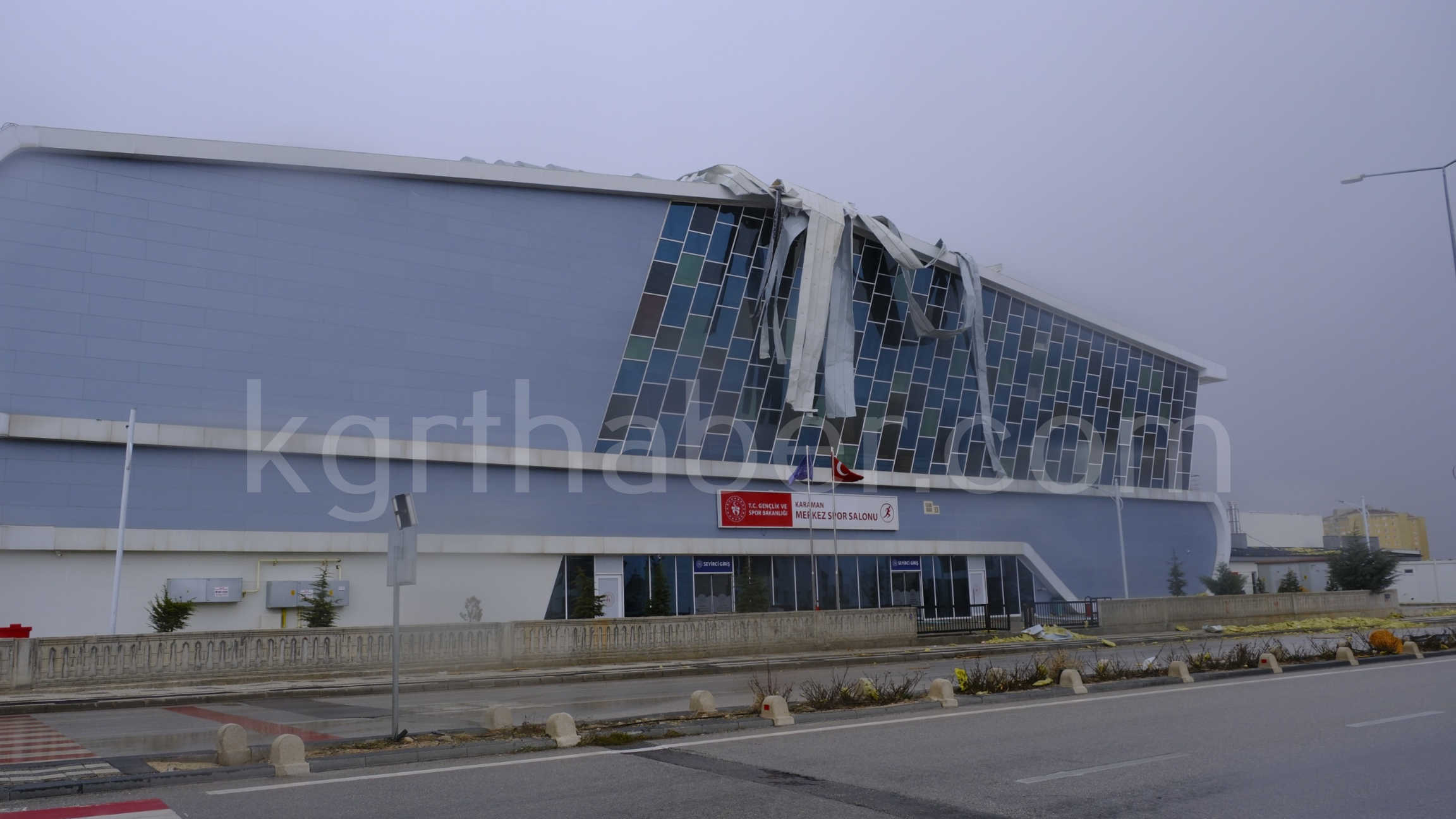 Karamanda Firtina Hayati Felc Etti Kamyonet Devrildi Saat Kulesi Yikildi2