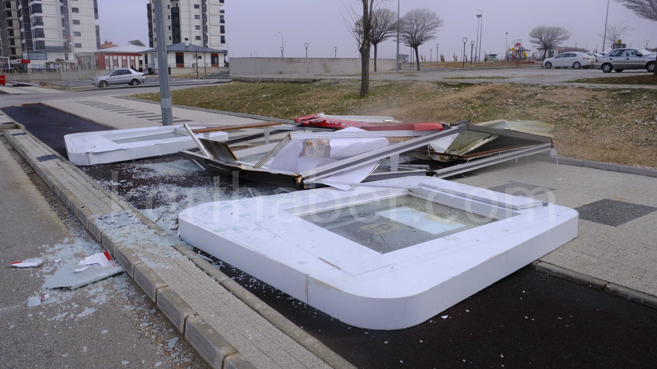 Karamanda Firtina Hayati Felc Etti Kamyonet Devrildi Saat Kulesi Yikildi24