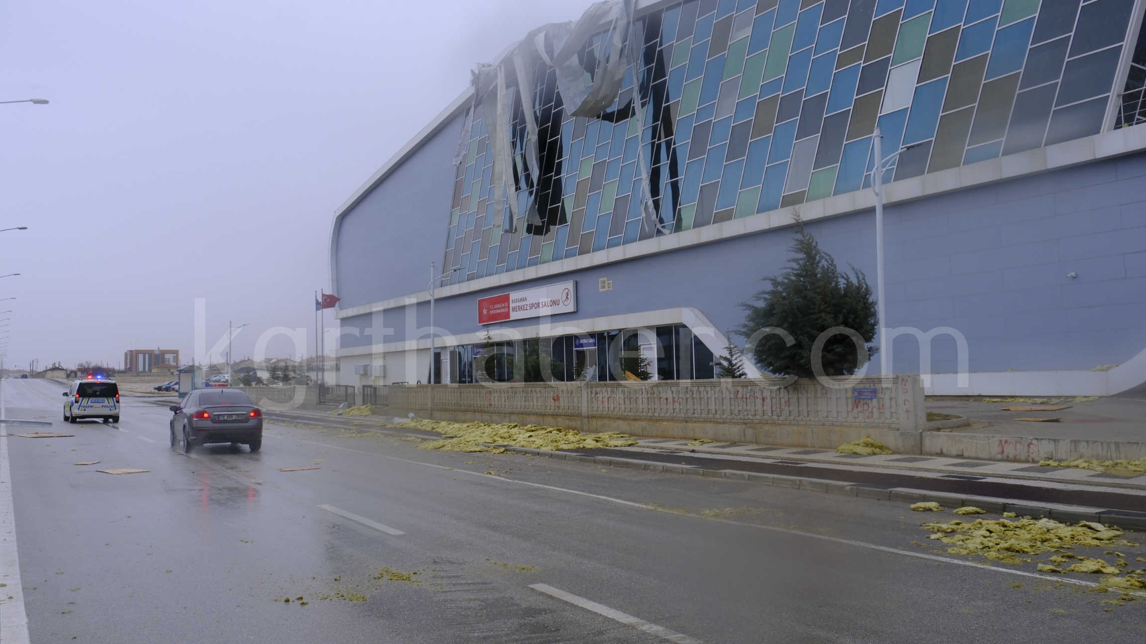 Karamanda Firtina Hayati Felc Etti Kamyonet Devrildi Saat Kulesi Yikildi4