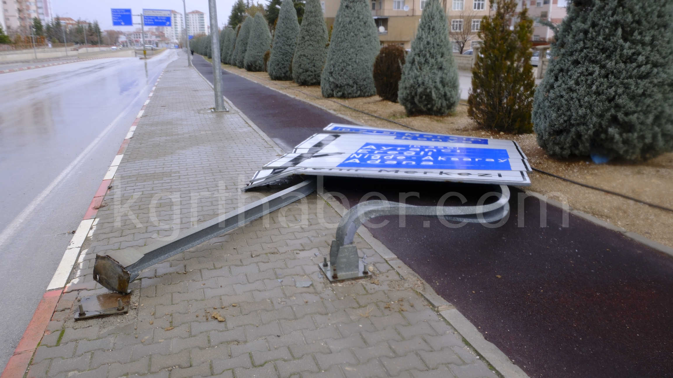 Karamanda Firtina Hayati Felc Etti Kamyonet Devrildi Saat Kulesi Yikildi6