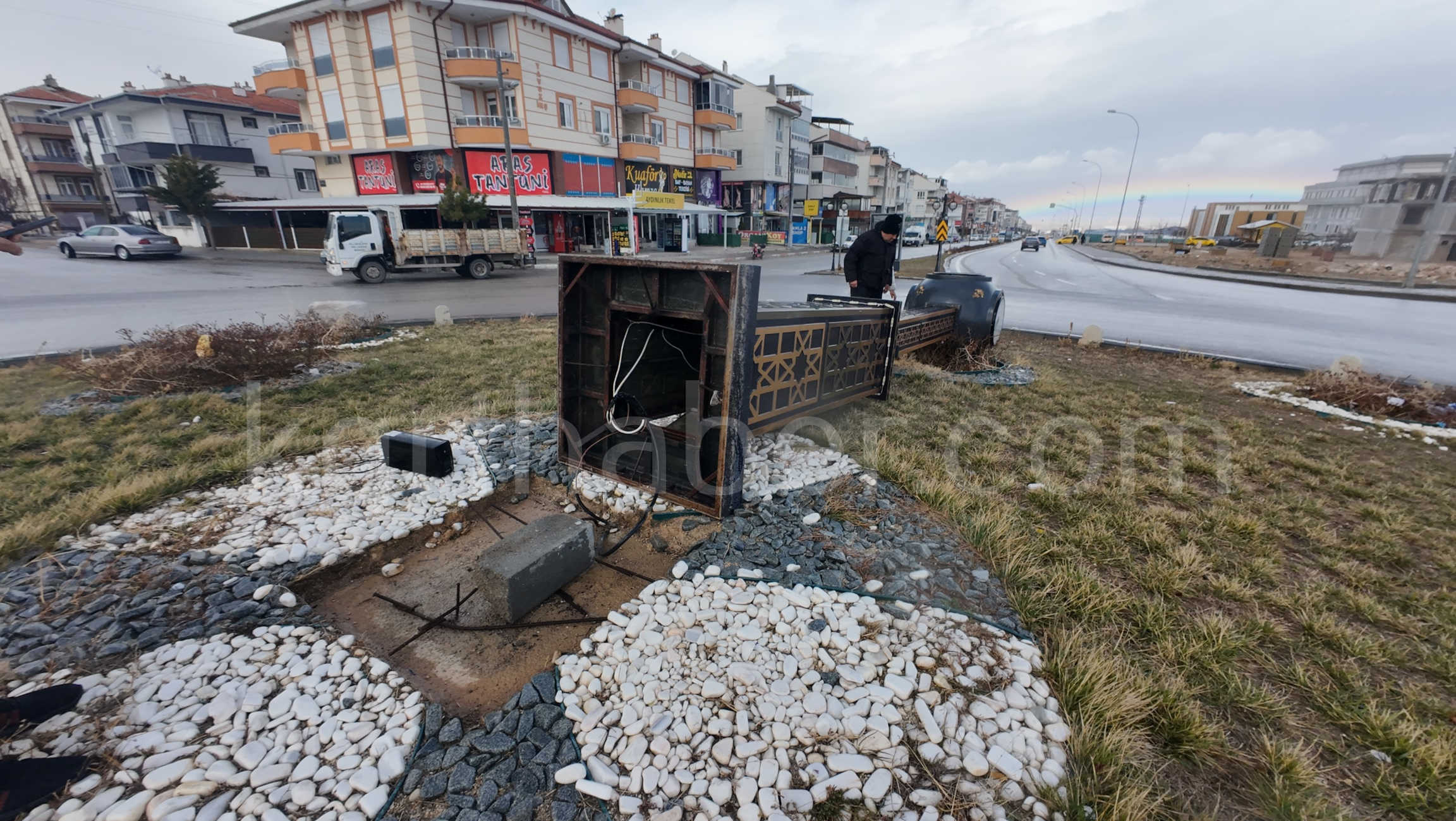 Karamanda Firtina Hayati Felc Etti Kamyonet Devrildi Saat Kulesi Yikildi8