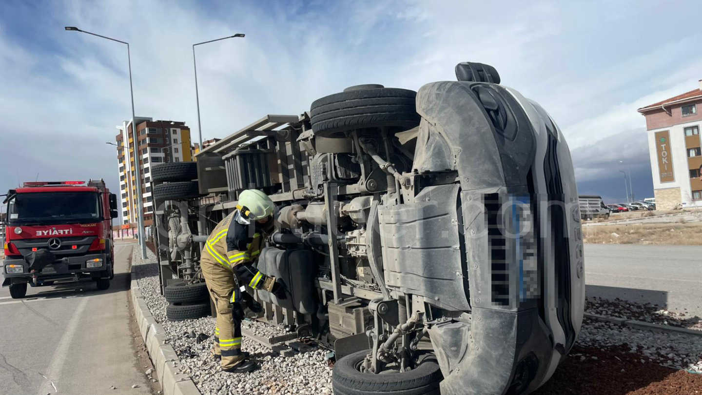 Karamanda Firtina Hayati Felc Etti Kamyonet Devrildi Saat Kulesi Yikildi9