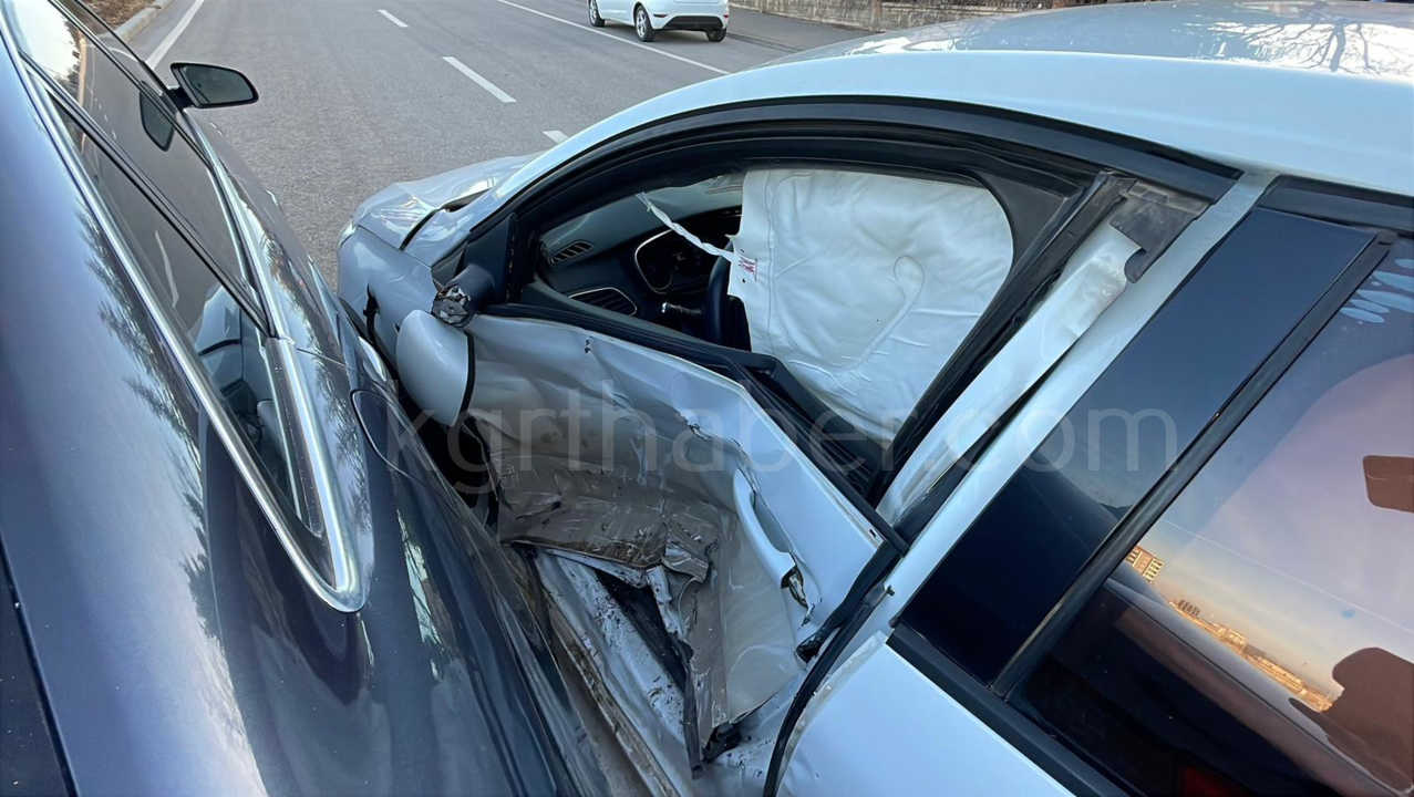 Karamanda Iki Otomobil Carpisti 1 Yarali3