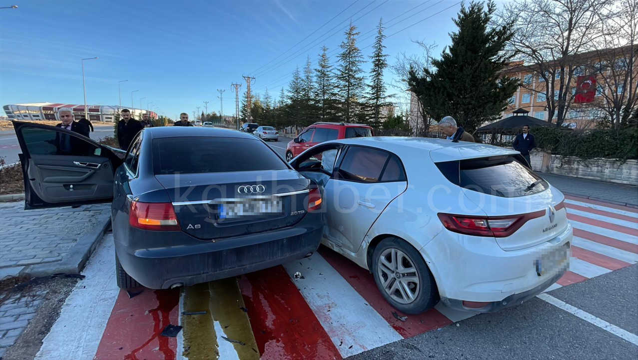 Karamanda Iki Otomobil Carpisti 1 Yarali6