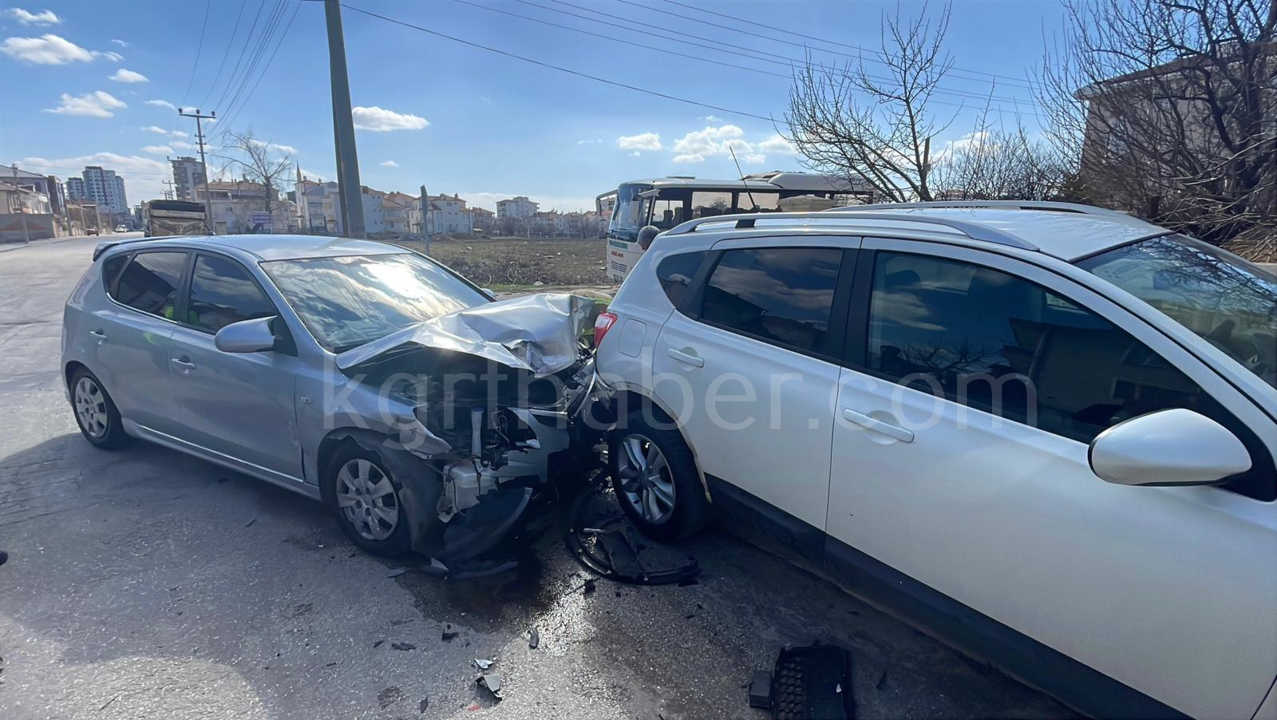 Karamanda Iki Otomobil Carpisti 3 Yarali0