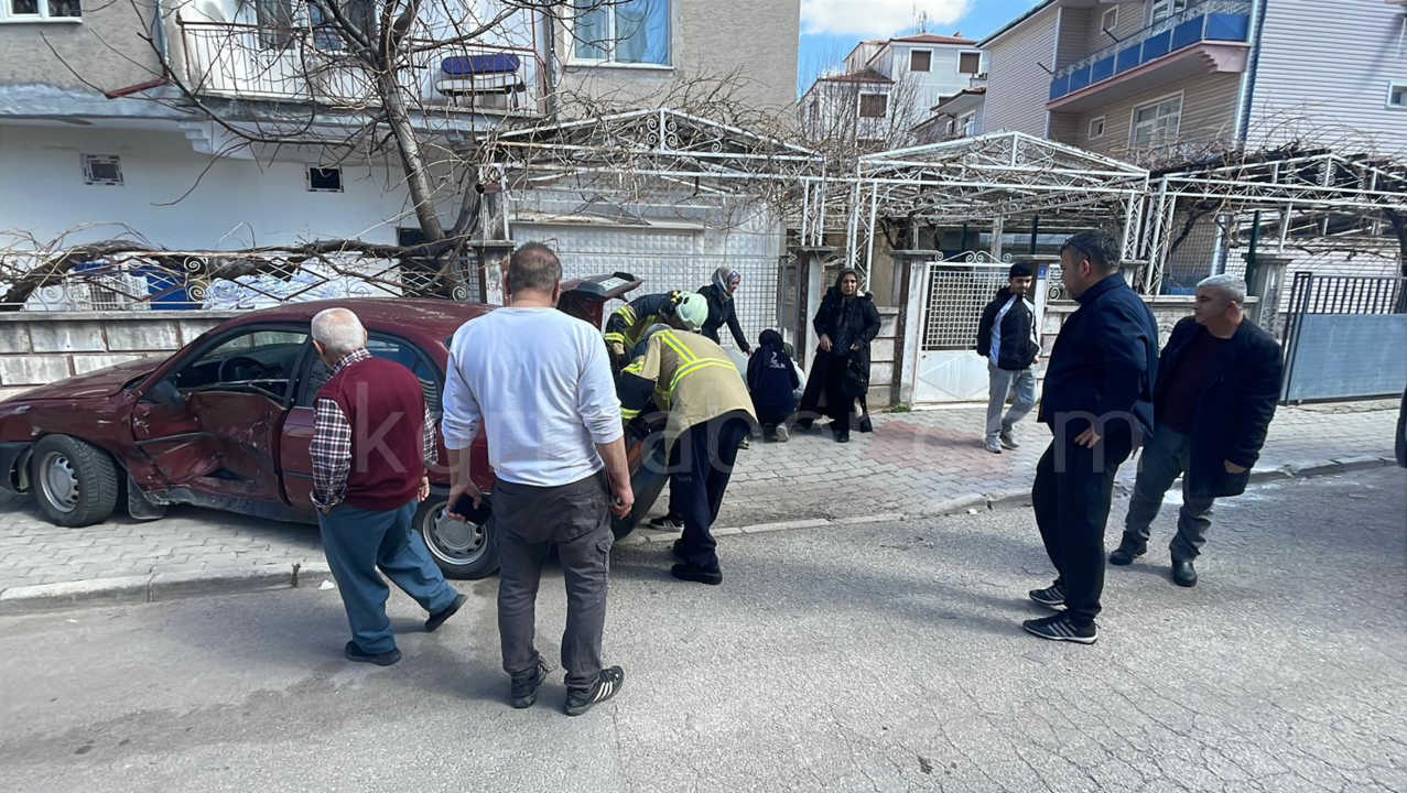 Karamanda Iki Otomobil Carpisti 3 Yarali4