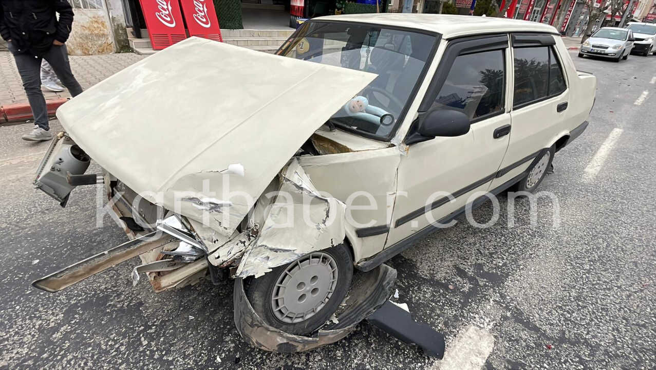Karamanda Iki Otomobilin Carpistigi Kaza Kamerada 1 Yarali4