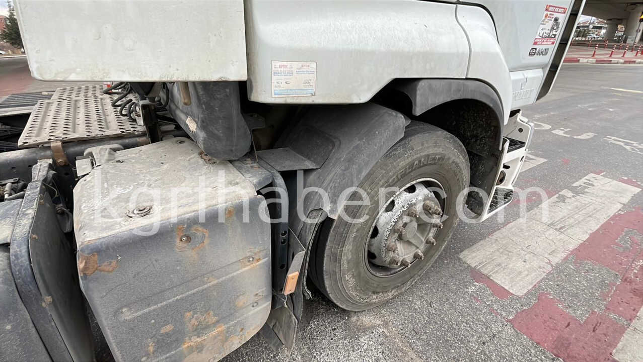 Karamanda Otomobil Ile Tir Carpisti4