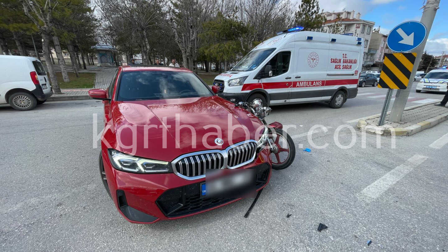 Karamanda Otomobille Carpisan Motosikletli Genc Yaralandi1