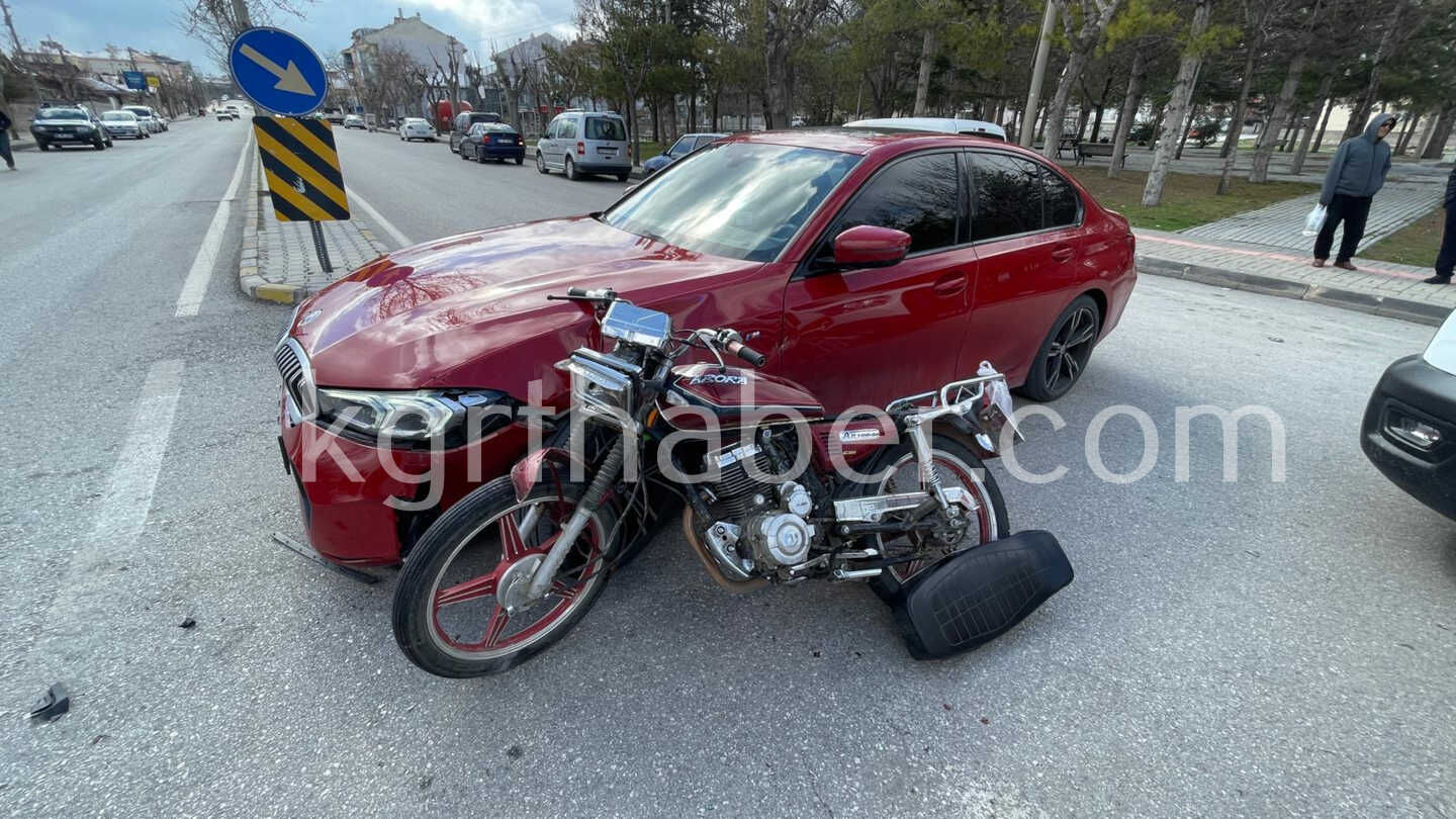 Karamanda Otomobille Carpisan Motosikletli Genc Yaralandi4