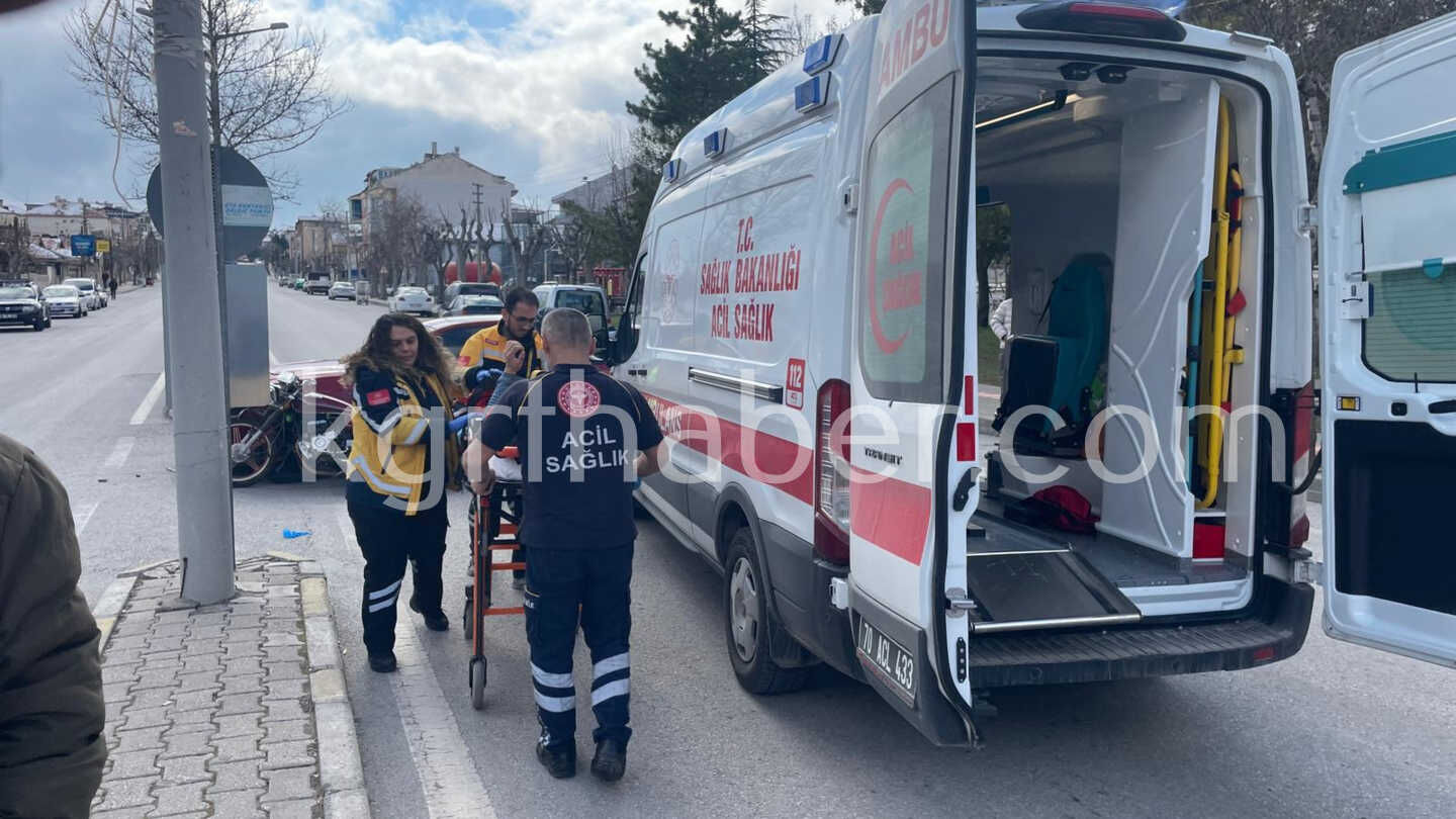 Karamanda Otomobille Carpisan Motosikletli Genc Yaralandi6