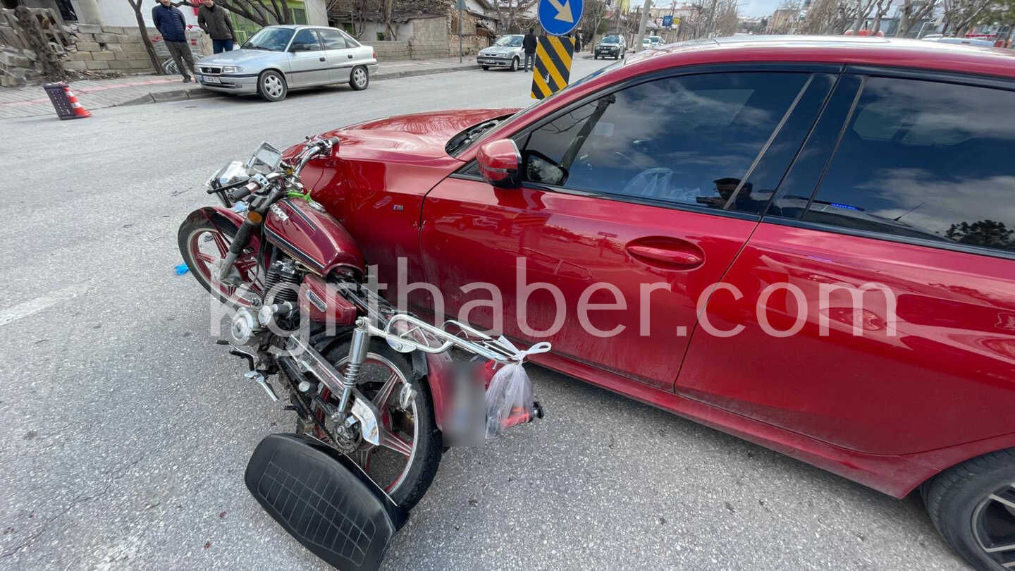 Karamanda Otomobille Carpisan Motosikletli Genc Yaralandi7