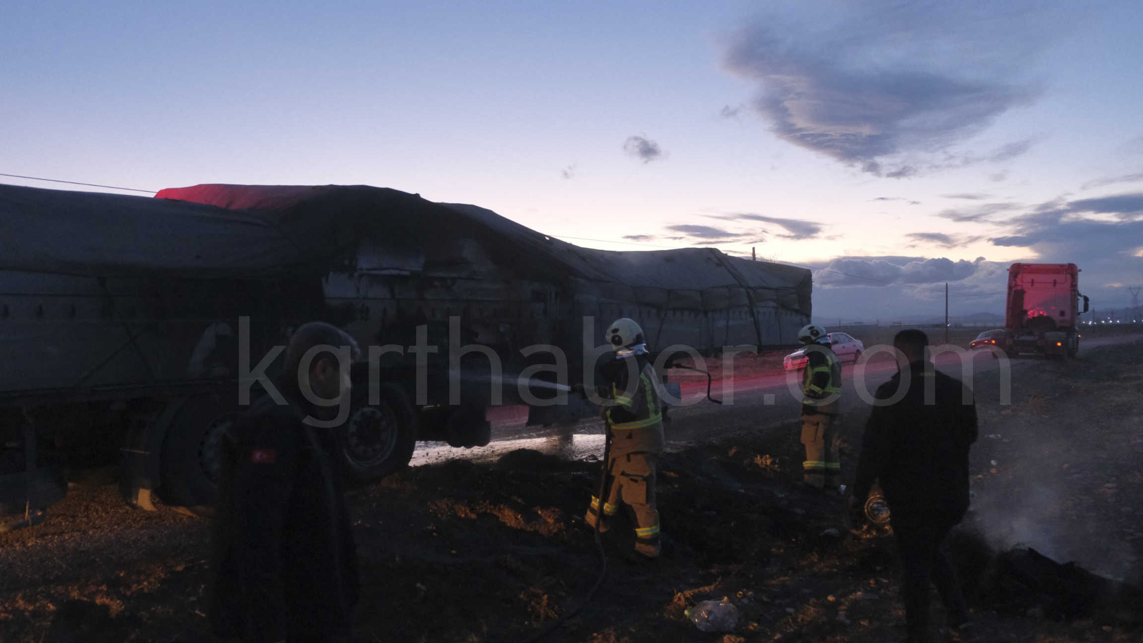Karamanda Yanan Tiri Koyluler Su Bidonlariyla Sondurdu15