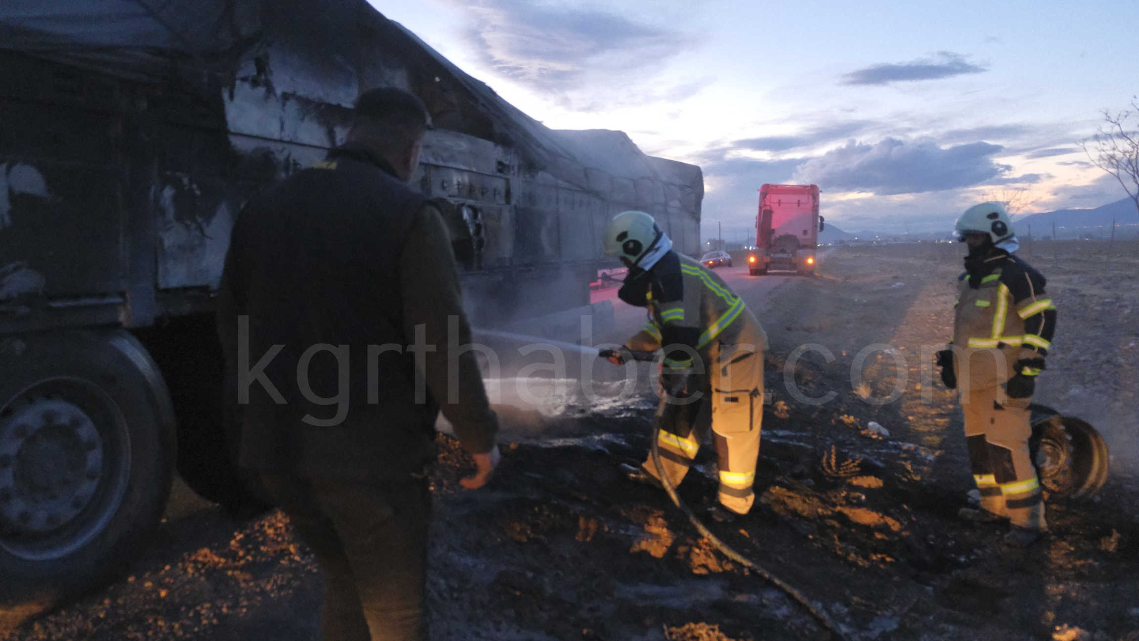 Karamanda Yanan Tiri Koyluler Su Bidonlariyla Sondurdu4