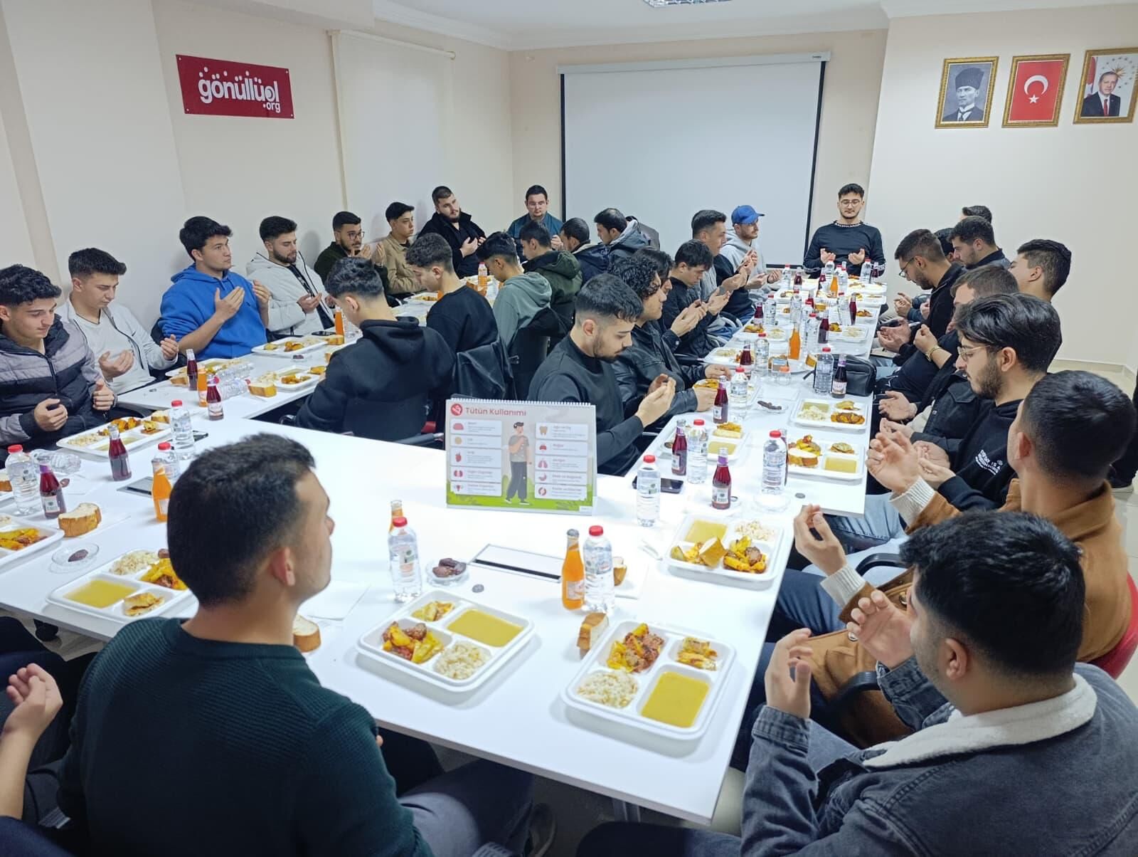 Kizilaydan Anne Eli Iftar Bulusmalari Etkinligi1 Ü