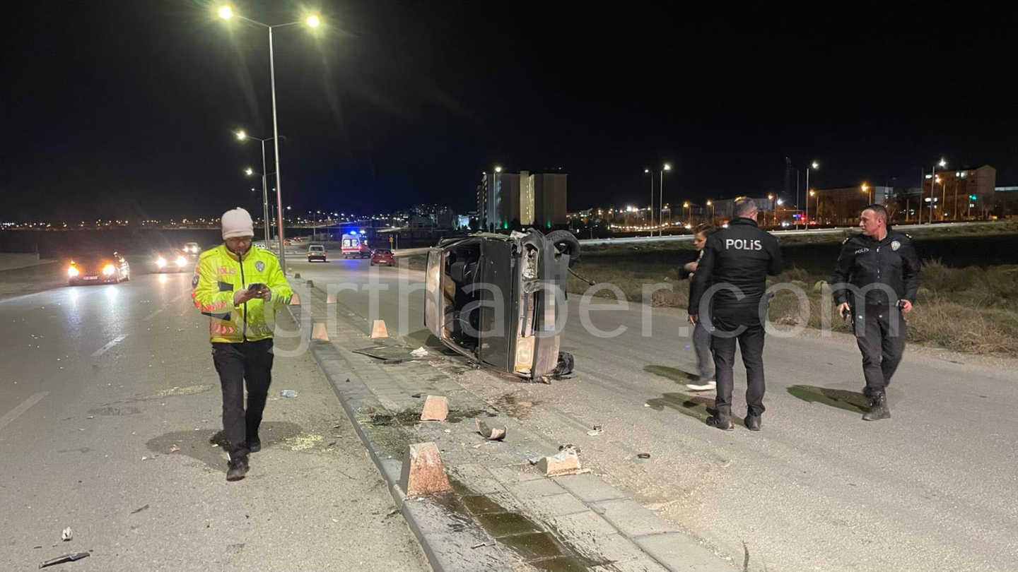 Kontrolden Cikan Otomobil Yan Yatti 2 Yarali12