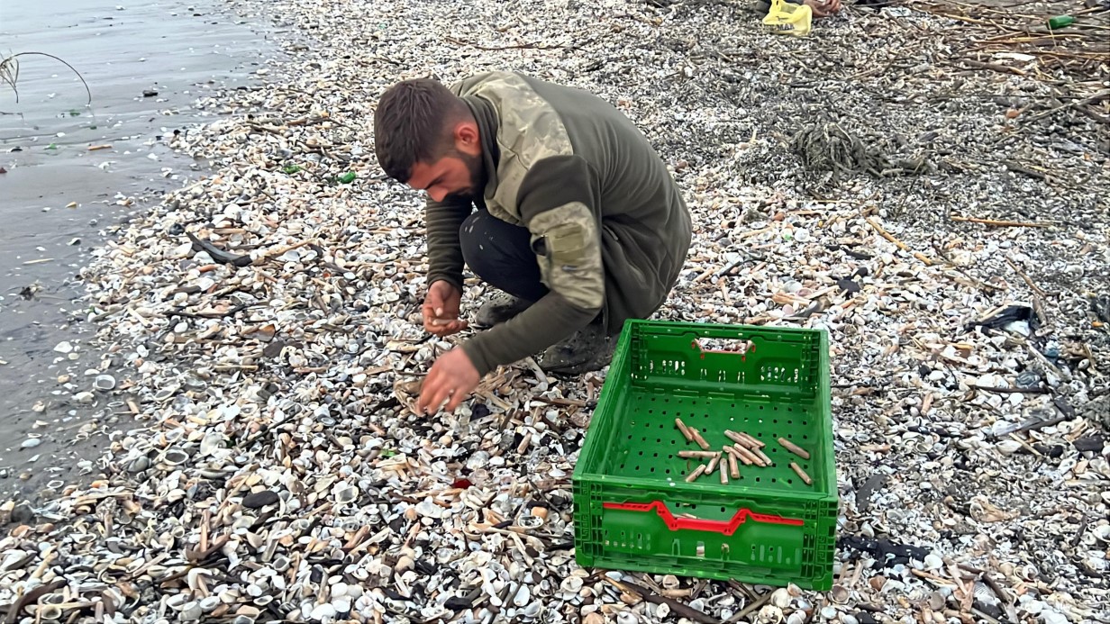Mersinde Firtina Sahili Vurdu Balikcilar Topladi (2)