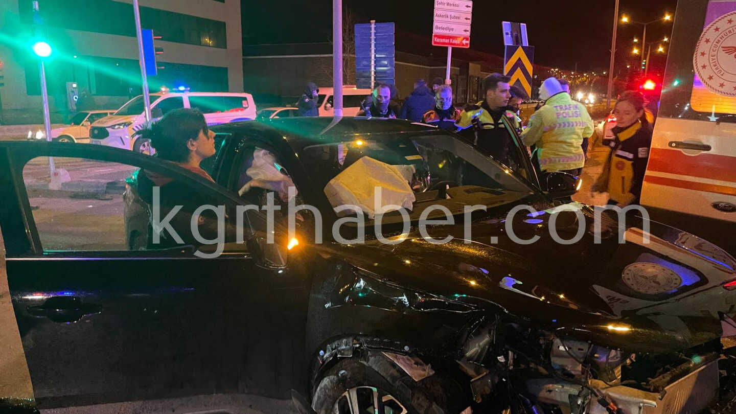 Narkotik Polisinden Kacan Otomobil Kavsakta Baska Aracla Carpisti 3 Yarali1