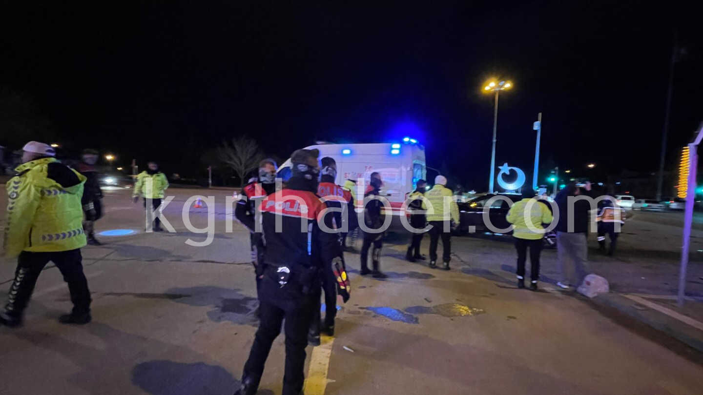 Narkotik Polisinden Kacan Otomobil Kavsakta Baska Aracla Carpisti 3 Yarali10