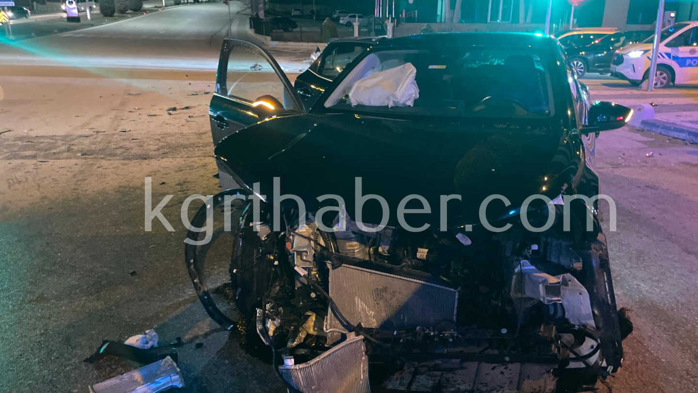 Narkotik Polisinden Kacan Otomobil Kavsakta Baska Aracla Carpisti 3 Yarali11