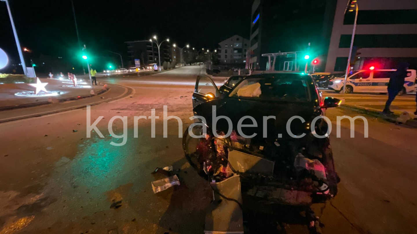 Narkotik Polisinden Kacan Otomobil Kavsakta Baska Aracla Carpisti 3 Yarali12