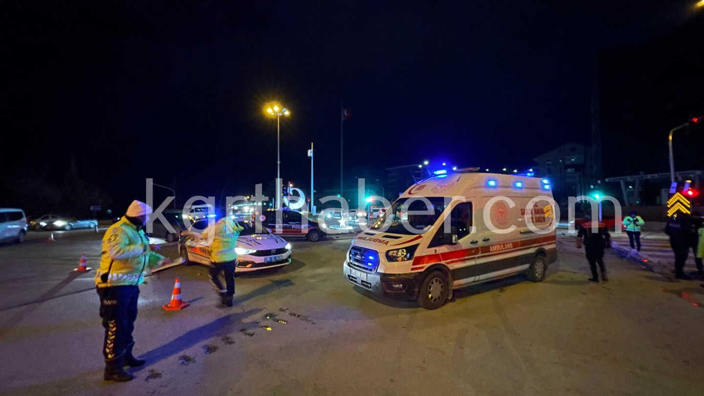 Narkotik Polisinden Kacan Otomobil Kavsakta Baska Aracla Carpisti 3 Yarali13