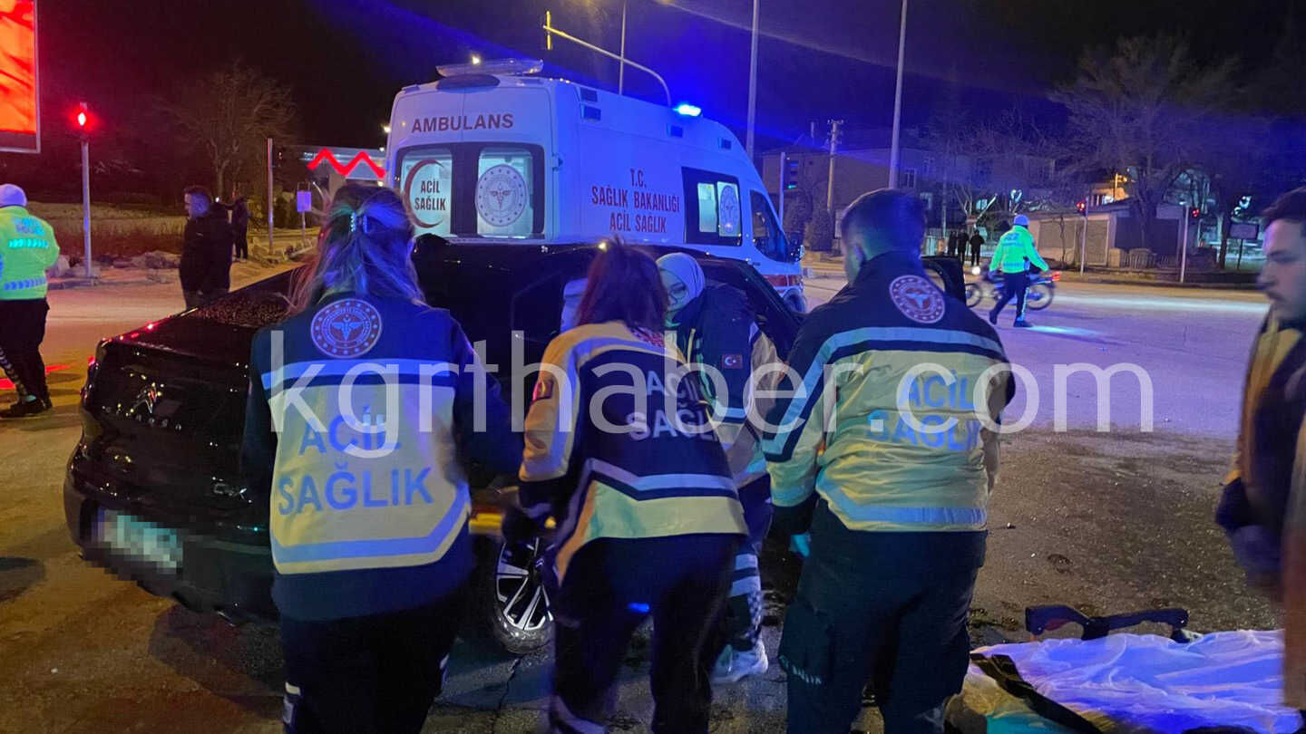 Narkotik Polisinden Kacan Otomobil Kavsakta Baska Aracla Carpisti 3 Yarali14