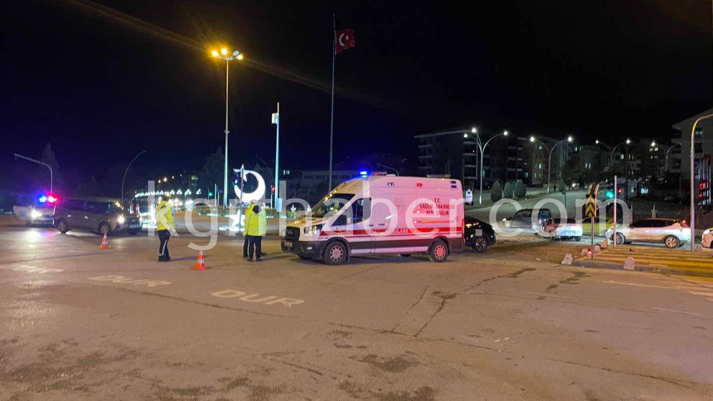 Narkotik Polisinden Kacan Otomobil Kavsakta Baska Aracla Carpisti 3 Yarali15