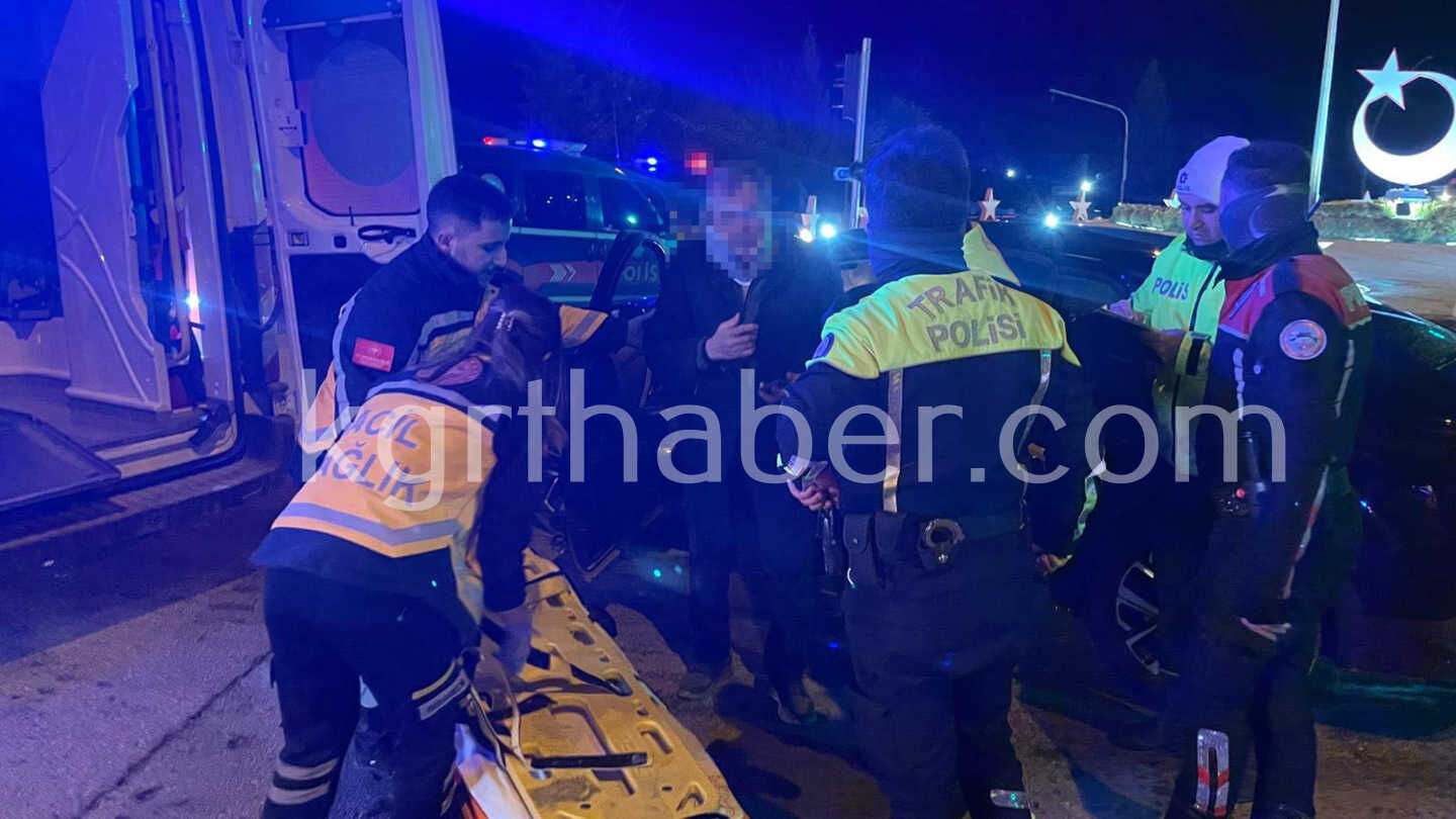 Narkotik Polisinden Kacan Otomobil Kavsakta Baska Aracla Carpisti 3 Yarali3