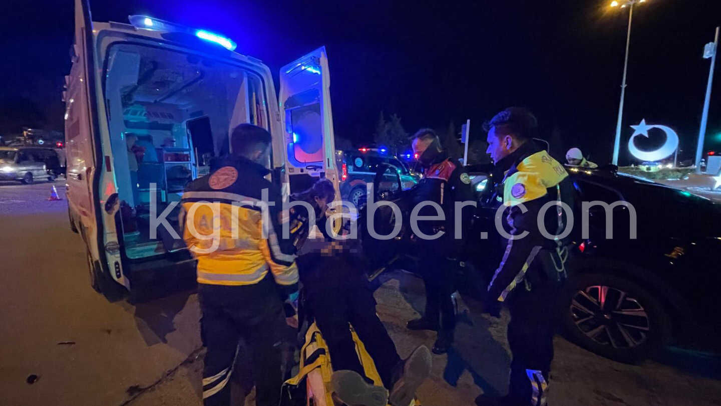 Narkotik Polisinden Kacan Otomobil Kavsakta Baska Aracla Carpisti 3 Yarali4