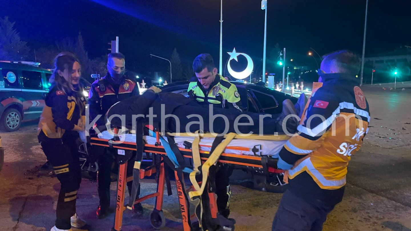 Narkotik Polisinden Kacan Otomobil Kavsakta Baska Aracla Carpisti 3 Yarali5